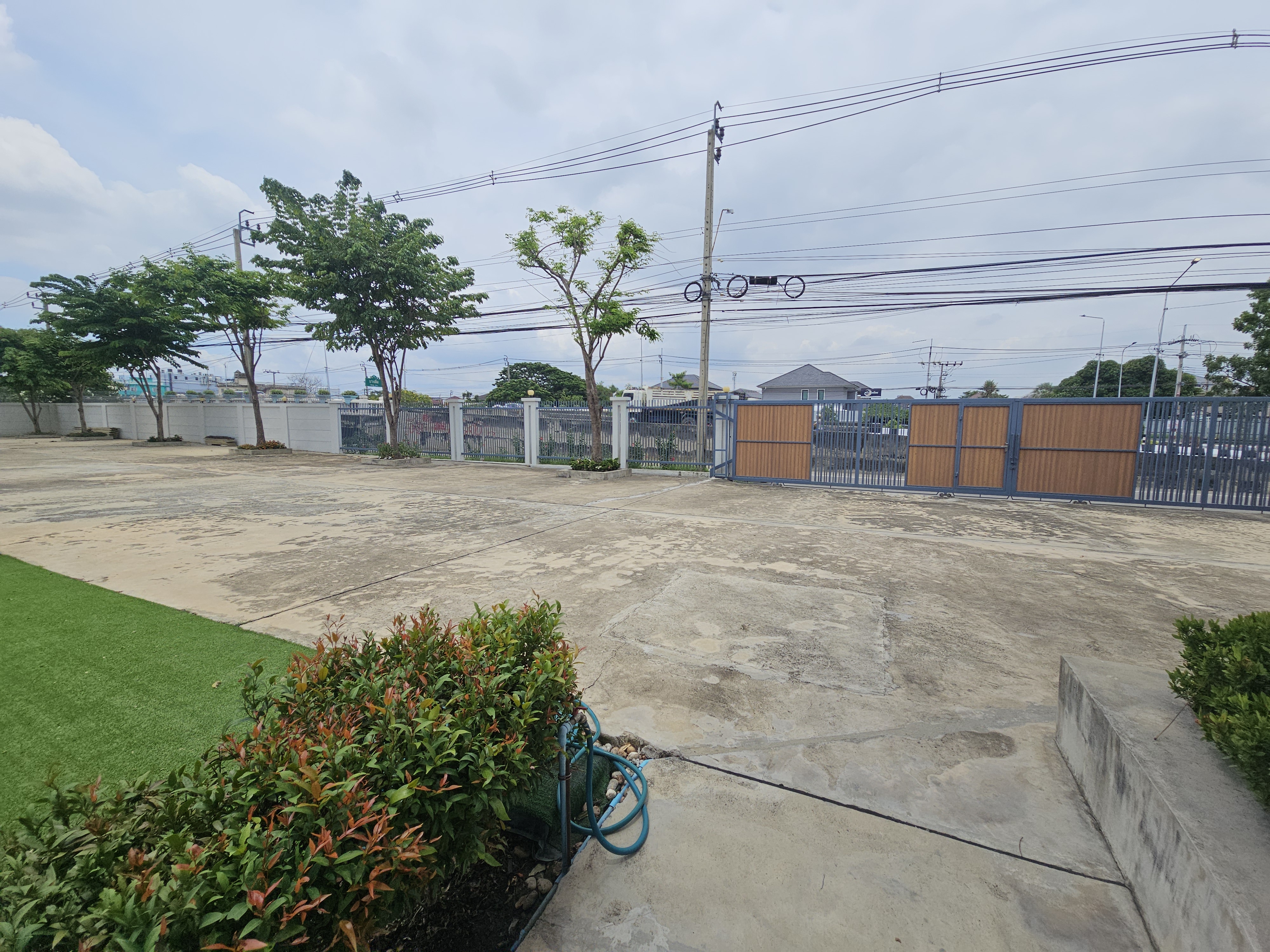 ให้เช่า! สำนักงาน 3 ชั้น + หอพักพนักงาน พุทธมณฑลสาย 1 (เนื้อที่ 2 ไร่)